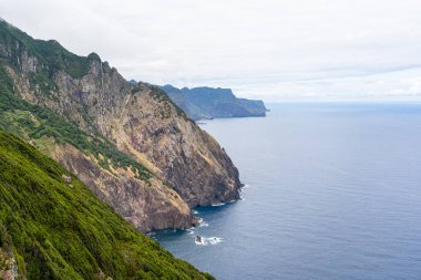 The vereda Boca do Risco links the coastal villages of Porto da Cruz and Canical, at the eastern, most tip of Madeiras Island.