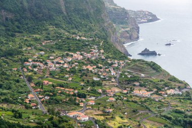Madeira adası manzarası, bozkır kayalıkları üzerindeki küçük köylerin manzarası. Portekiz