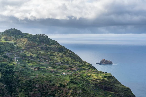 Madeiras Ölandskap Utsikt Över Små Byar Över Steniga Klippiga Berg — Stockfoto