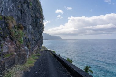 Eski yolun kayalıklarla dolu tehlikeli bir parçası. Madeira adasının kuzey kıyısı.