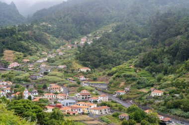 Sao Vicente; Madeira; Portekiz - 7 Ağustos 2021: Dağdaki evler