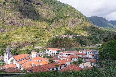 Sao Vicente; Madeira; Portekiz - 7 Ağustos 2021: Dağdaki evler