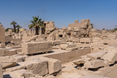 Karnak Tapınağı Kompleksi, yaygın olarak Karnak olarak bilinen, Mısır 'daki çürümüş tapınaklar, şapeller, sütunlar ve diğer binaların geniş bir karışımından oluşur..