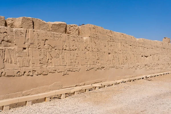 Άποψη Του Τείχους Αιγυπτιακά Ιερογλυφικά Και Αρχαία Σχέδια Στο Ναό — Φωτογραφία Αρχείου
