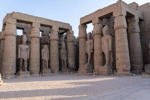 Колонны Статуи Дворе Рамзеса Храма Луксора Луксор Уничтожен Фивы — стоковое фото