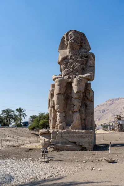 メムノンの巨像 ファラオ アメンホテプ3世の像 青い空に背の高い石の像 エジプトのルクソール — ストック写真