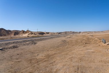 Çöldeki kum tepeleri boyunca asfalt yol, Sahra, Mısır, Afrika