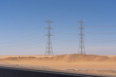 Çöldeki kum tepeleri boyunca asfalt yol, Sahra, Mısır, Afrika