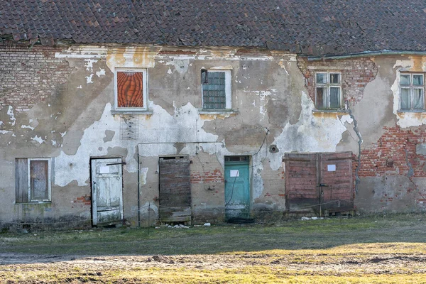 古い風化レンガの壁の住宅の閉鎖ドア — ストック写真