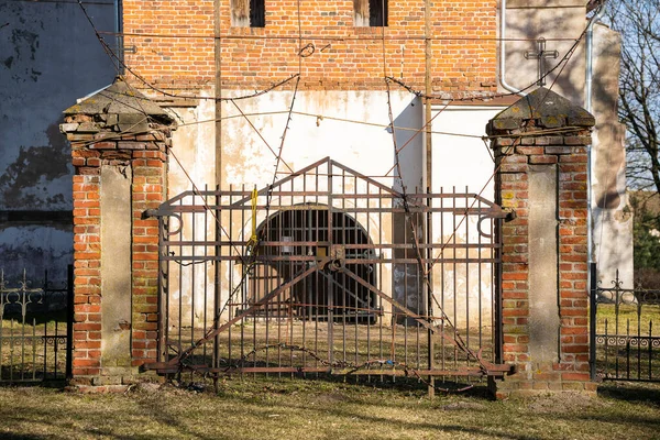 古い錆びた鉄の門にデッドボルト 古い錆びた鉄 — ストック写真