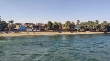 Bir gemiden görüntü. Nil nehri kıyısındaki binalar. Mısır