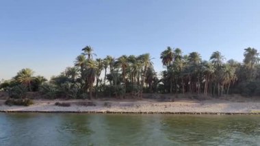 Mısır 'da Lüksör ve Aswan arasındaki Nil kıyılarında manzara. 
