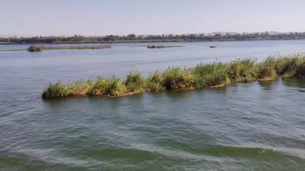 エジプトのルクソールとアスワンの間のナイル川の岸の風景 — ストック動画