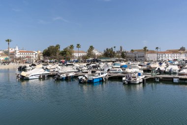 FARO, PORTUGAL - 16 Nisan 2022: Portekiz Faro Marina 'da tekneler.