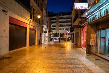 HUELVA, İspanya - 18 Nisan 2022 Huelva 'nın eski kasabasından bir sokak