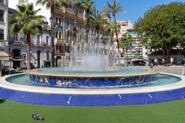 HUELVA, İSPA - 18 Nisan 2022 Huelva eski kasabasının bir caddesindeki çeşme