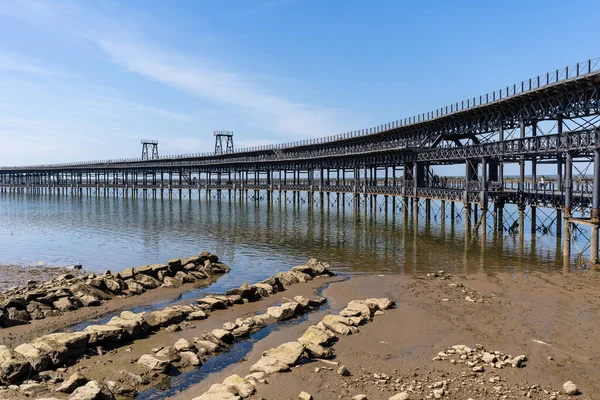 HUELVA, İspanya - 18 Nisan 2022: Huelva, Endülüs 'te Tarihi Rio Tinto İskelesi, Güney İspanya