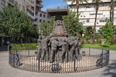 HUELVA, İspanya - 18 Nisan 2022: El Rocio Huelva İspanya 'nın resmini taşıyan heykel seti