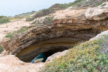 Portekiz, Algarve mağaralarında kalp şeklinde yarılmalar,