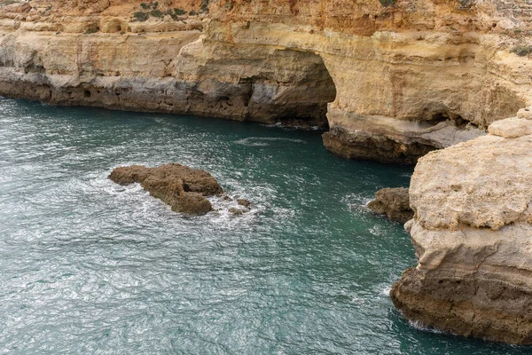 葡萄牙的海岩拱门 葡萄牙阿尔加维地区Praia Marinha景观 — 图库照片