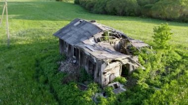 Kırsal kesimde terk edilmiş eski bir ev. Ölü köyde terk edilmiş evler. Ürkütücü evin çatısı, üst manzara..