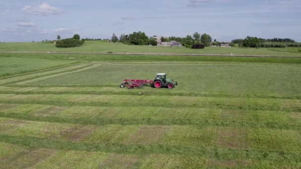 Plunge District Lithuania June 2022 Rows Making Dry Hay Baling — 图库视频影像