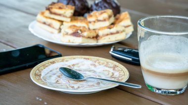 Tatlıdan sonra tabakları masaya bırak. Plakaya yakın bir yerde cep telefonu ve araba anahtarı var..