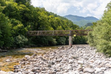Medjurecje, Karadağ - 5 Temmuz 2022: Mrtvica kanyonu yakınlarındaki köprü.