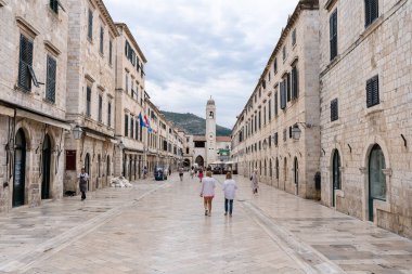 Dubrovnik, Hırvatistan - 8 Temmuz 2022: Sabahın erken saatlerinde şehrin ana eski sokaklarından biri. Bulutlu bir gün.