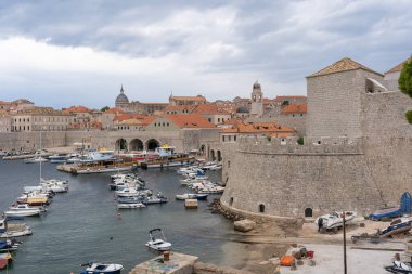 Dubrovnik, Hırvatistan - 8 Temmuz 2022: Botlu Eski Liman