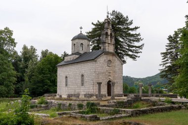 Karadağ 'ın popüler turizm merkezi Cetinje' deki Kutsal Bakire Meryem 'in Doğumu Manastırı.