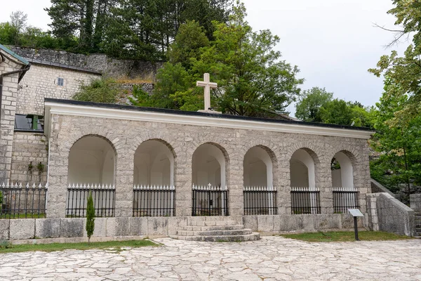Karadağ 'ın popüler turizm merkezi Cetinje' deki Kutsal Bakire Meryem 'in Doğumu Manastırı.