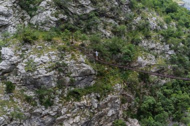 Karadağ manzarası. Tarihi Eski Paslı Köprü. Cazibe Moraca nehri üzerindeki uzun asma demir köprü. Karadağ