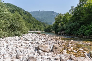 Karadağ 'daki nehre bak. Tara Kanyonu.