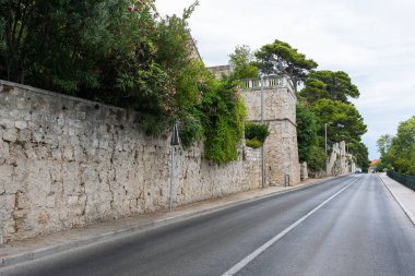 Şehrin ana caddelerinden birinin yanındaki apartman dairesi ve girişi..