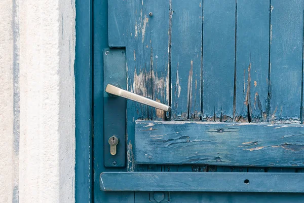 Фрагмент Старой Двери Пилинговой Краской Поверхности — стоковое фото