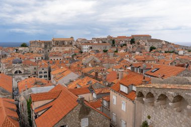 Hırvatistan 'ın Dubrovnik kentinde yaz bulutlu sabahında kırmızı tuğlalı çatı silüeti