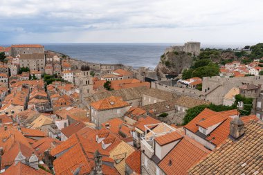 Hırvatistan 'ın Dubrovnik kentinde yaz bulutlu sabahında kırmızı tuğlalı çatı silüeti