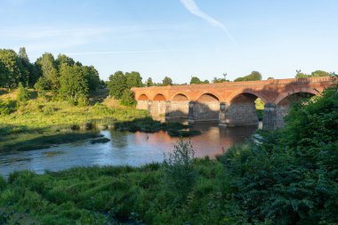 Venta Nehri 'nin karşısındaki Eski Tuğla Köprüsü, Kuldiga, Letonya
