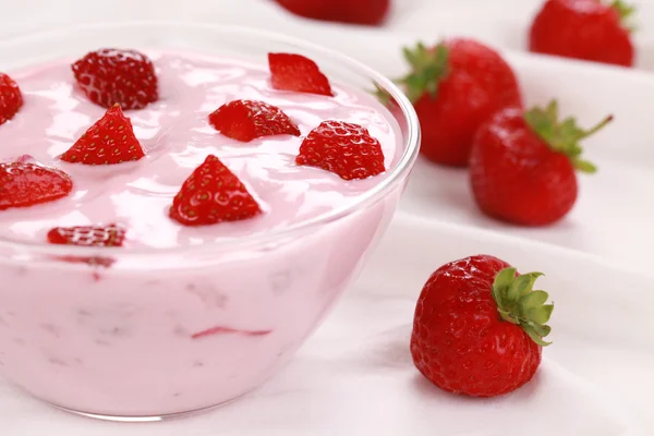 Yoghurt met aardbeien — Stockfoto