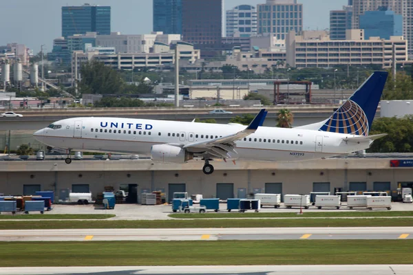 Ενωμένη αεροπορικών εταιρειών boeing 737-800 — Φωτογραφία Αρχείου