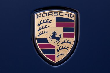 Porsche logo üzerinde koyu mavi
