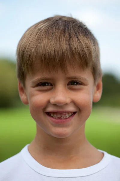 Portréja egy mosolygó fiatal fiú — Stock Fotó
