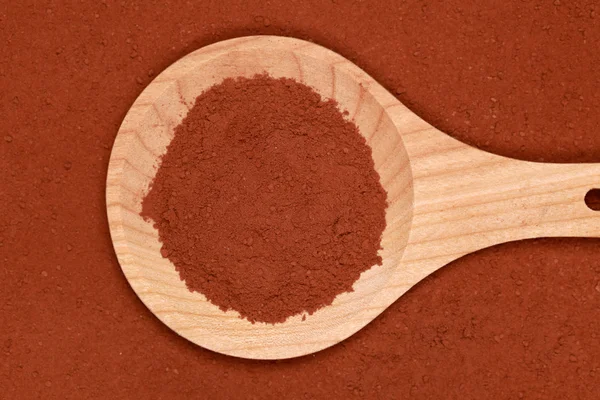 Какао на деревянной ложке — стоковое фото