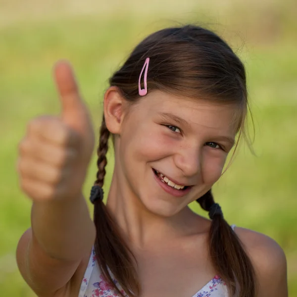 Молодая девушка показывает большие пальцы вверх — стоковое фото