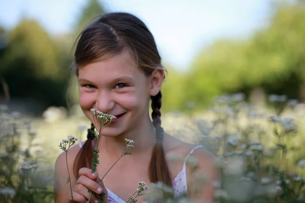 Молодая девушка держит цветок — стоковое фото