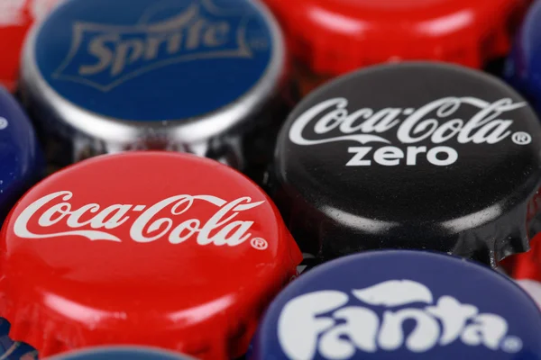 Kapsyler av coca-cola produkter — Stockfoto
