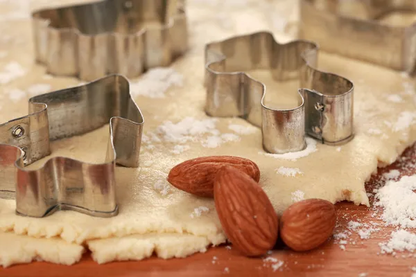 Plätzchen backen für Weihnachten — Stockfoto