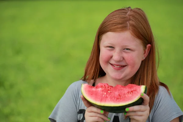 Flicka äter en vattenmelon — Stockfoto