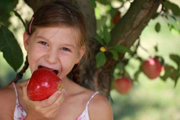 若い女の子はリンゴを食べる — ストック写真